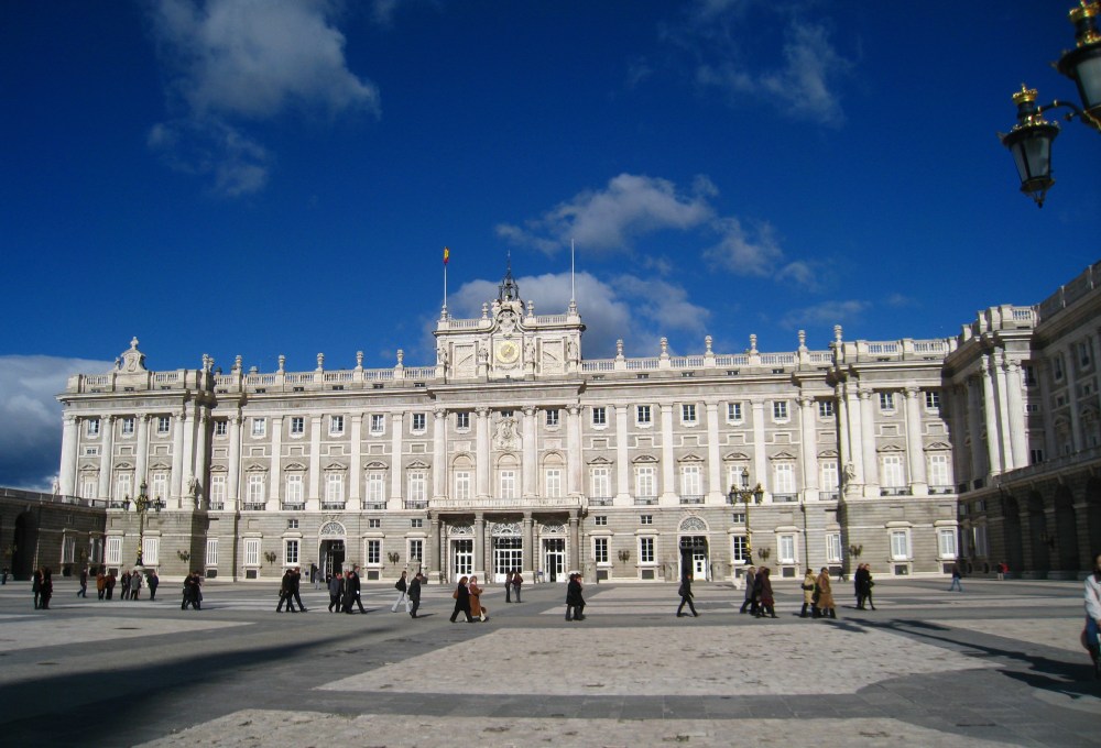 Exterior_of_the_Royal_Palace_of_Madrid,_general_view_from_courtyard.JPG
